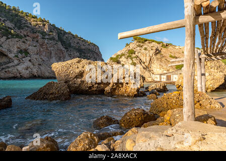 Les eaux turquoise dans es Portitxol, Ibiza, Espagne. Hidden Bay sur l'île d'Ibiza, à Sant Joan de Labritja. Banque D'Images