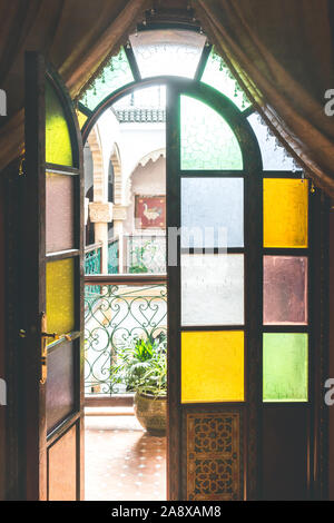 Porte colorée dans un riad typique - Maroc Banque D'Images