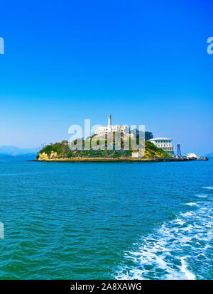 Vue sur l'île d'Alcatraz située sur la baie de San Francisco à San Francisco. Banque D'Images