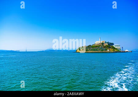 Vue sur l'île d'Alcatraz située sur la baie de San Francisco à San Francisco. Banque D'Images