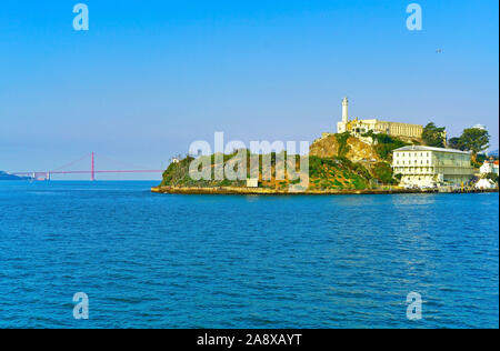Vue sur l'île d'Alcatraz située sur la baie de San Francisco à San Francisco. Banque D'Images