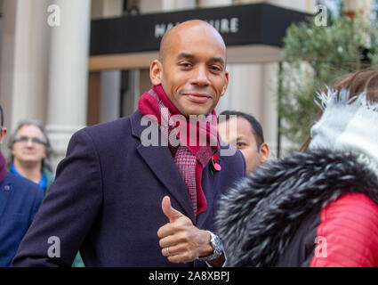 Le député libéral-démocrate, Chuka Umunna, donne le feu vert au cours de la campagne électorale. Banque D'Images