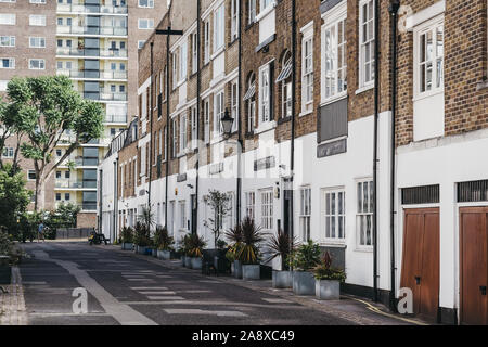 Londres, Royaume-Uni - 18 juillet 2019 : rangée de maisons typiques mews à Paddington, Londres, Royaume-Uni. Mews maisons sont parmi les plus luxueux et souhaitable à Londres. Banque D'Images
