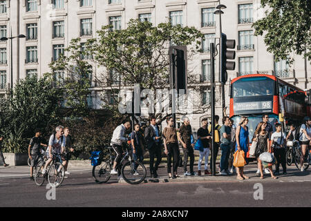 Londres, Royaume-Uni - 18 juillet 2019 : les piétons et cyclistes en attente de traverser la route à côté de Marble Arch, London, une zone nom après 9ème siècle marbl blanc Banque D'Images