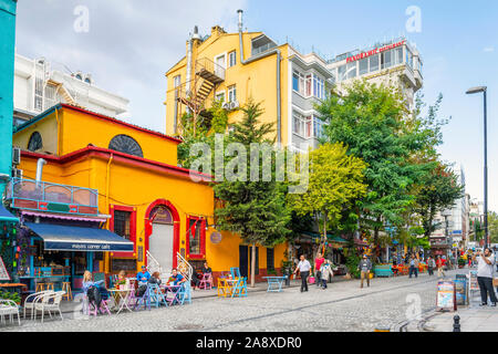 Une rue pleine de boutiques colorées et cafés dans le quartier historique Sultanahmet d'Istanbul, Turquie. Banque D'Images