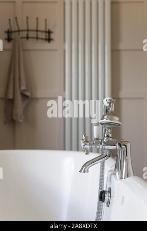 Salle de bains de luxe intérieur avec couvercle cylindrique classique baignoire et robinet vintage Banque D'Images