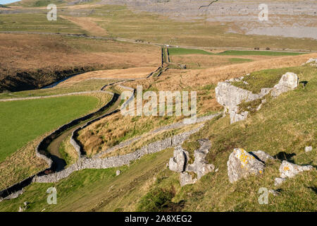 Le Yorkshire Three Peaks Challenge prend sur les pics de Pen-y-ghent, Whernside et Ingleborough, généralement dans cet ordre, et en moins de 12 heures. Banque D'Images