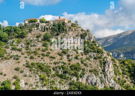 Le pittoresque village médiéval de Gourdon, France, en haut d'une montagne dans les Alpes Provence maritime située dans la région du sud de la France Banque D'Images