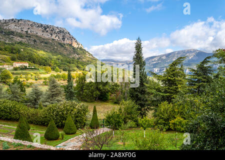 Vue panoramique sur la vallée pittoresque vue depuis le sommet ancien village de Gourdon, France, dans les Alpes maritimes du sud de la France. Banque D'Images