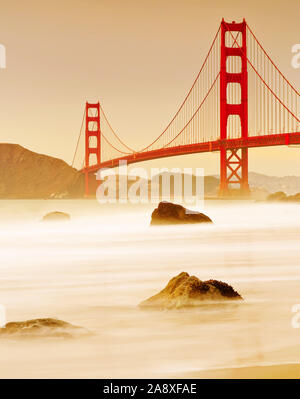 Vue sur le pont du Golden Gate depuis la plage de Marshall à San Francisco au coucher du soleil. Banque D'Images