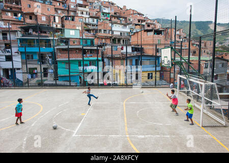 Les enfants jouent au soccer sur Comuna 13, Medellin, Colombie. Banque D'Images