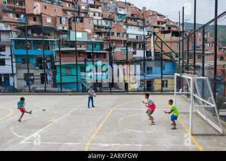 Les enfants jouent au soccer sur Comuna 13, Medellin, Colombie. Banque D'Images