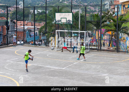 Les enfants jouent au soccer sur Comuna 13, Medellin, Colombie. Banque D'Images