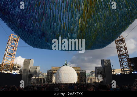 Berlin, Allemagne. 10 Nov, 2019. L'artiste américain Patrick Shearn à la porte de Brandebourg en vedette 30 000 messages de paix de la part de résidents en Allemagne flottant au-dessus de la Straße des 17. Du 4 juin sous le titre : ''Visions en mouvement' Credit : Sean Smuda/ZUMA/Alamy Fil Live News Banque D'Images