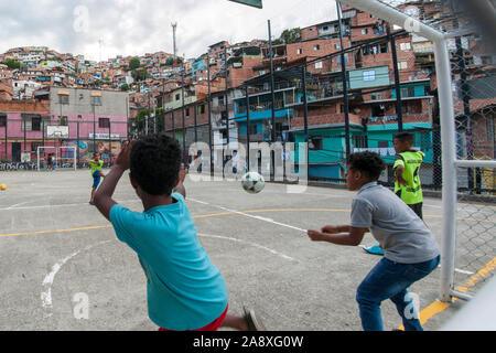 Les enfants jouent au soccer sur Comuna 13, Medellin, Colombie. Banque D'Images