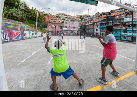 Les enfants jouent au soccer sur Comuna 13, Medellin, Colombie. Banque D'Images