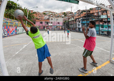 Les enfants jouent au soccer sur Comuna 13, Medellin, Colombie. Banque D'Images