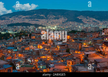 Crépuscule sur San Javier (également connu sous le nom de Comuna 13) à Medellin, Colombie. Banque D'Images