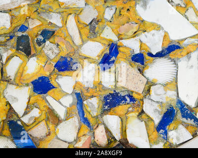 Arrière-plan de tuiles multicolores sur le mur. Schéma des carreaux cassés. morceaux de mosaïque sur le mur. Banque D'Images