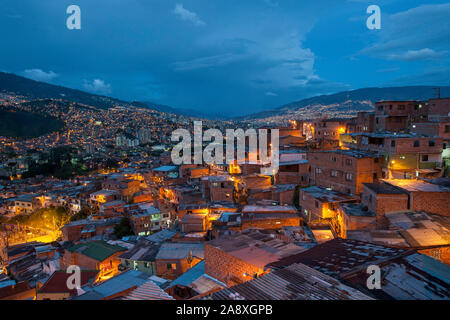 Crépuscule sur San Javier (également connu sous le nom de Comuna 13) à Medellin, Colombie. Banque D'Images