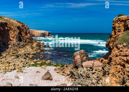 Praia da Bordeira beach près de Carrapateira, Portugal. Praia da Bordeira fait partie d'un célèbre région touristique de l'Algarve, au Portugal. Immense et magnifique wi Banque D'Images