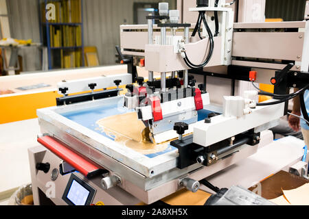 Machine d'impression numérique et écran en action à l'intérieur de l'usine d'emballage pochettes d'impression Banque D'Images