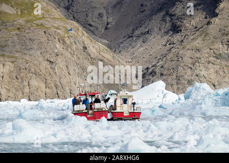 Les touristes sur les bateaux de croisière fjord glacé entouré par la glace de glacier dans Qorqup Sermia fjord Qooroq en été. Narsarsuaq, Kujalleq, Sud du Groenland Banque D'Images