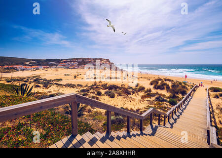 Vue de la plage de Monte Clerigo avec Mouettes volantes sur la côte ouest du Portugal, Algarve. Escaliers de la plage Praia Monte Clerigo près de Aljezur, Banque D'Images