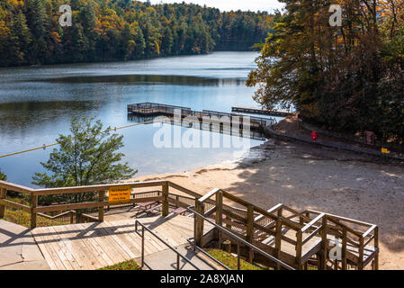 Plage du lac d'Unicoi en parc d'état d'Unicoi, juste à l'extérieur d'Helen, la Géorgie dans la forêt nationale de Chattahoochee des Blue Ridge Mountains. (USA) Banque D'Images