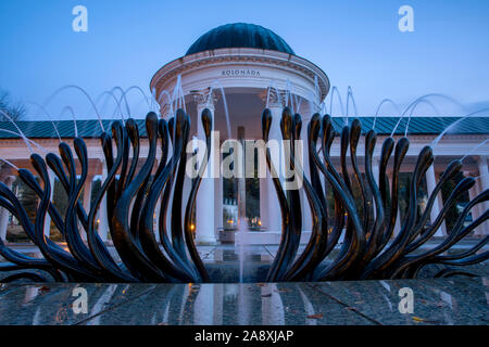 (Colonnade Kolonada) des sources d'eau minérale froide Karolina et Rudolph en République tchèque ville thermale de Marianske Lazne (Marienbad) - République tchèque, l'Europe Banque D'Images