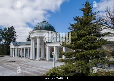 Kolonada (Colonnade) de la sources d'eau minérale froide - centre de la célèbre petite ville thermale de Marianske Lazne (Marienbad) en Bohême de l'ouest - République Tchèque Banque D'Images