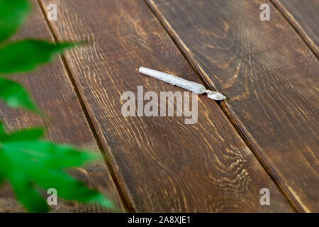 Canabis laminées (marijuana) d'articulation sur table en bois Banque D'Images