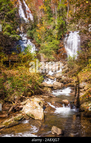 Chutes d'Anna Ruby, belles cascades twin qui plongent pour former Smith Creek dans les montagnes Blue Ridge près de Helen, la Géorgie. (USA) Banque D'Images