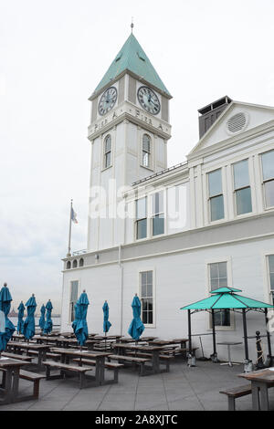 NEW YORK, NY - 05 NOV 2019 : tour de l'horloge sur la jetée A Harbor House un quai municipal dans la rivière Hudson à Battery Park, le dernier survivant historique pier Banque D'Images