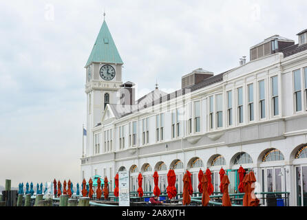 NEW YORK, NY - 05 NOV 2019 : Oyster House restaurant de la jetée A Harbor House un quai municipal dans la rivière Hudson à Battery Park, le dernier survivant des hi Banque D'Images