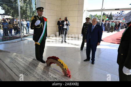 Ramallah. 11Th Nov, 2019. Le président palestinien Mahmoud Abbas se rend sur la tombe de la fin du dirigeant palestinien Yasser Arafat pendant un rassemblement marquant le 15ème anniversaire de la mort d'Arafat dans la ville de Ramallah, en Cisjordanie, le 11 novembre, 2019. Credit : Ayman Nobani/Xinhua/Alamy Live News Banque D'Images