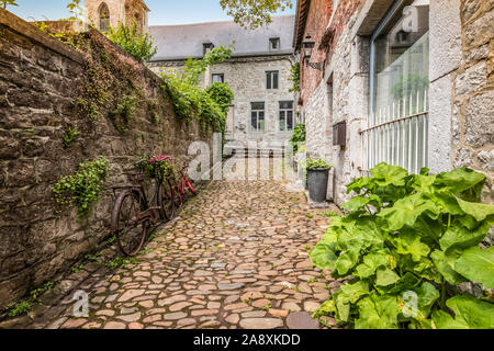 Cobblestone alley dans le vieux centre-ville de Durbuy, Wallonie, Ardennes Belges. Banque D'Images