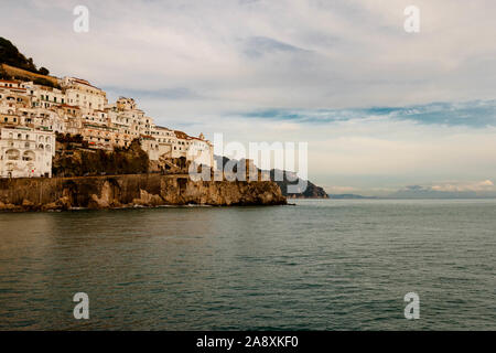 Paysage d'Amalfi et de la nature de la ville au coucher du soleil vue depuis la jetée sur le côté droit de la ville, Mer Tyrrhénienne, maisons et hôtels Banque D'Images
