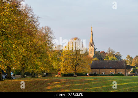 Kings Park et church Sutton à l'automne. Rois Sutton, Northamptonshire, Angleterre Banque D'Images