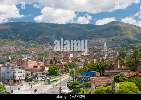 Manrique (quartier 3) à Medellin, Colombie. Photographié à partir de la station de métro de l'hôpital. Banque D'Images