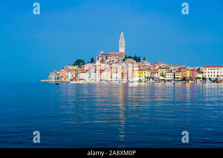Le village d'horizon et la mer Adriatique à Rovinj, Croatie, Istrie. Banque D'Images