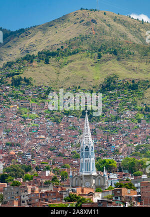 Manrique (quartier 3) et de l'église Iglesia del Señor de las Misericordias à Medellin, Colombie. Banque D'Images