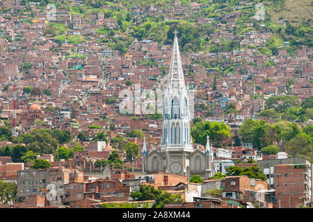 Manrique (quartier 3) et de l'église Iglesia del Señor de las Misericordias à Medellin, Colombie. Banque D'Images