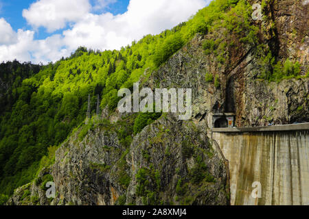 Barrage de Vidraru est un barrage en Roumanie. Il a été achevé en 1966 sur la rivière et lac Arge crée Vidraru. Le barrage-voûte a été construit dans le but principal Banque D'Images