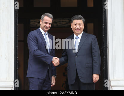 (191111) -- Athènes, le 11 novembre 2019 (Xinhua) -- le président chinois Xi Jinping rencontre le Premier Ministre grec Kyriakos Mitsotakis à Athènes, Grèce, le 11 novembre, 2019. (Xinhua/Yao Dawei) Banque D'Images