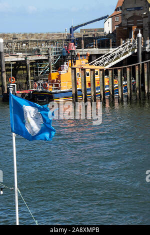 L'embarcation de classe Trent RNLI George et Mary Webb amarré au quai Station de sauvetage dans la rivière Esk Whitby, North Yorkshire Angleterre UK Banque D'Images