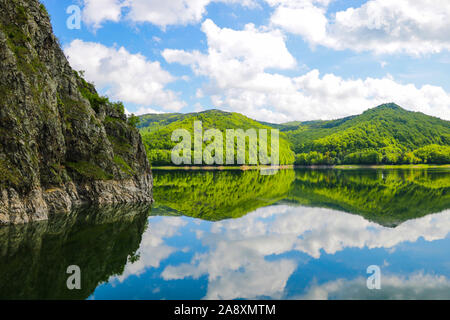 Vue sur barrage Vidraru est un barrage en Roumanie. Il a été achevé en 1966 sur la rivière et lac Arge crée Vidraru. Le barrage-voûte a été construit avec le principal Banque D'Images