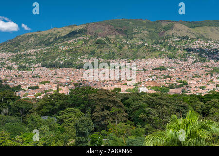 Maisons de quartier Manrique (3) à Medellin, Colombie. Photographié à partir de la station de métro Universidad. Banque D'Images