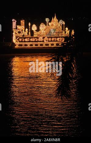 Un flotteur lumineux jette sa réflexion sur la rivière Tonle Sap au cours de la fête de l'eau du Cambodge, Phnom Penh, Cambodge. © Kraig Lieb Banque D'Images