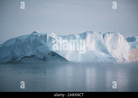 Les icebergs échoués dans le brouillard à l'embouchure de la près de Fjord glacé d'Ilulissat. La nature et les paysages du Groenland. Billet sur le navire entre le CIEM. Phénomène Banque D'Images
